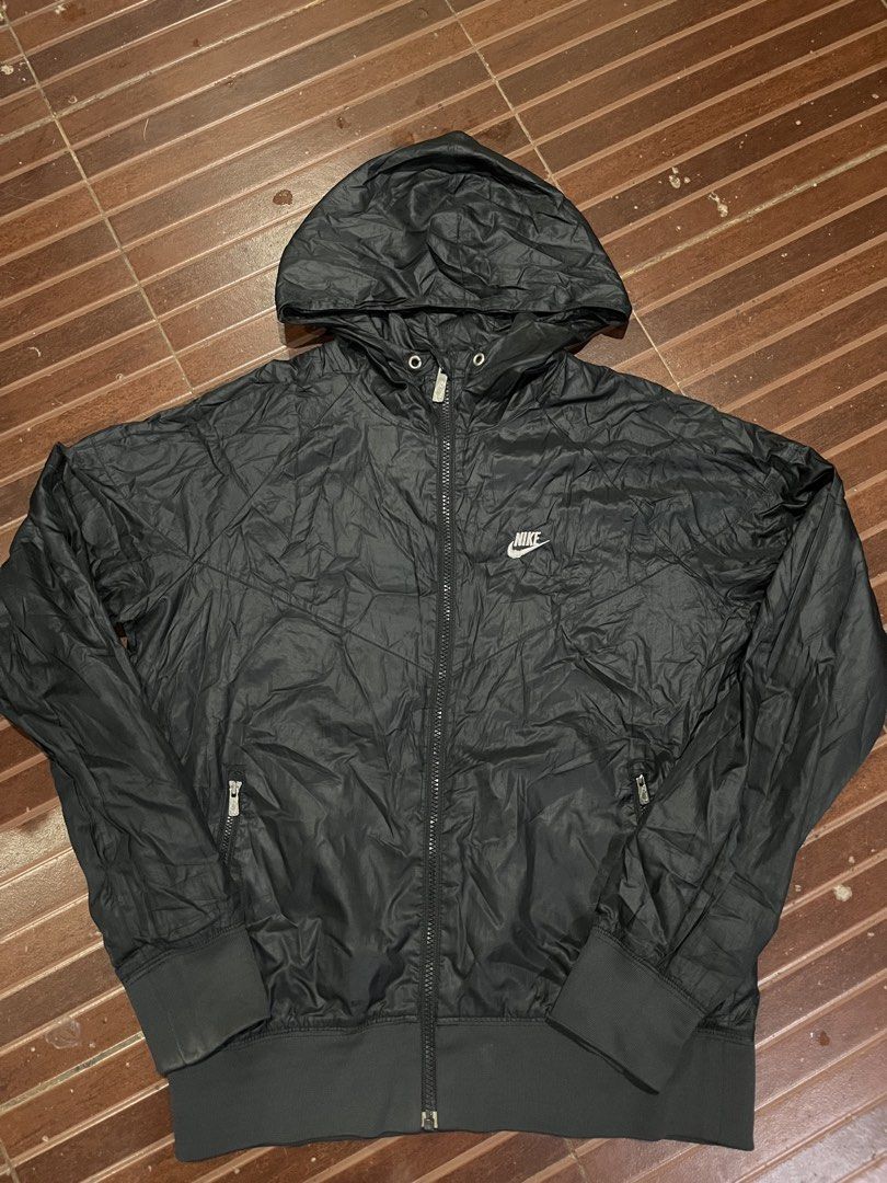 Nike Windrunner (Category: Coats, Jackets and Outerwear) located in Davao. Submitted by daveespino81318 (Listing ID 1468616775, Image 1). Description: Issue nya is repaired stitch sa stitch and pinholes W21.5 L26.