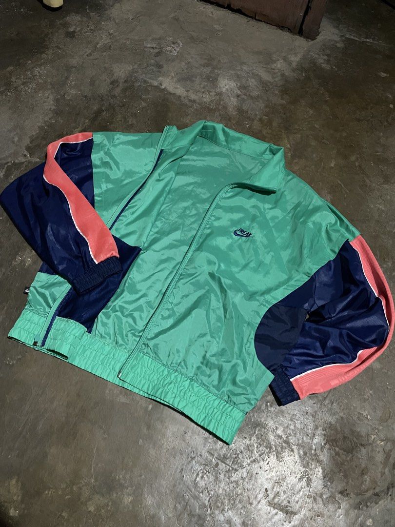 Nike x Giannis “Freak” Windbreaker Jacket (Category: Coats, Jackets and Outerwear) located in Santa Cruz. Submitted by _darskieeezz (Listing ID 1468679070, Image 3). Description: Actual Dimes 23.5 by 27 Large - Semi Xl As new! Lightweight .