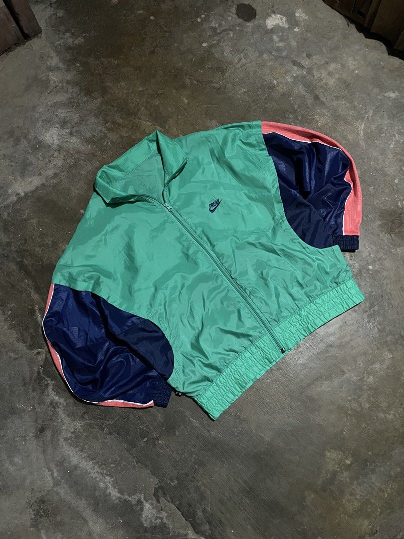 Nike x Giannis “Freak” Windbreaker Jacket (Category: Coats, Jackets and Outerwear) located in Santa Cruz. Submitted by _darskieeezz (Listing ID 1468679070, Image 1). Description: Actual Dimes 23.5 by 27 Large - Semi Xl As new! Lightweight .