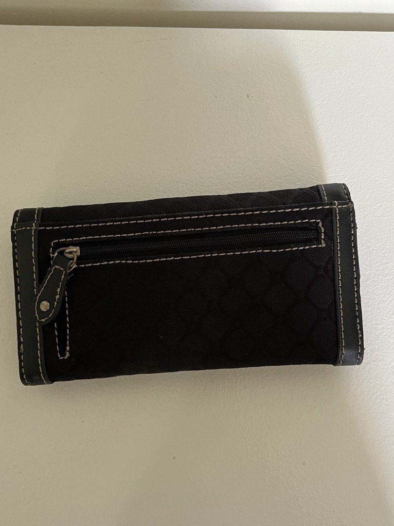 Nine West Long Wallet (Category: Wallets & Card holders) located in Manila. Submitted by irish_closet (Listing ID 1468548324, Image 2). Description: - Good as new, no issues - Barely used.