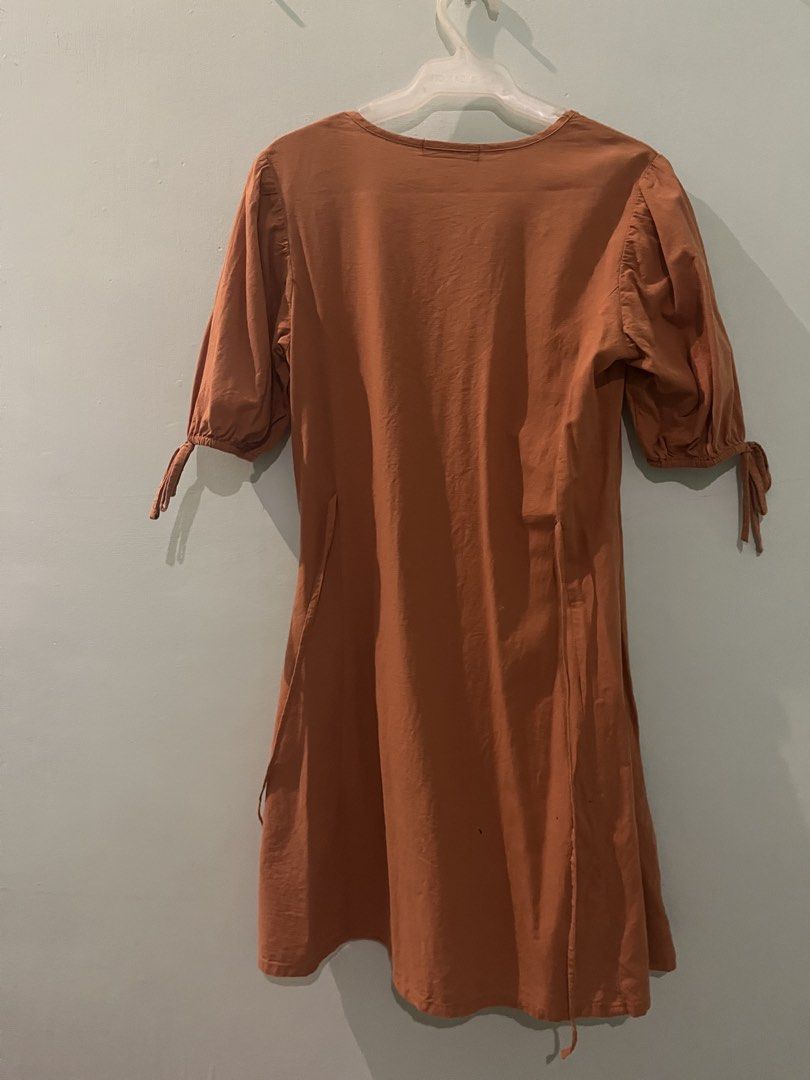 No Apologies Brown V-Neck Dress (Category: Dresses) located in Pasig City. Submitted by fmc828 (Listing ID 1468508008, Image 3). Description: - Brand: No Apologies - Color: Brown - Size: US S (UK/PH M) - Neckline: V-neck with half sleeves - Details: Adjustable tie cuffs, flared skirt hemline - Fit: Lightweight, simple pull-on style - Condition: Great for casual days out or running errands.