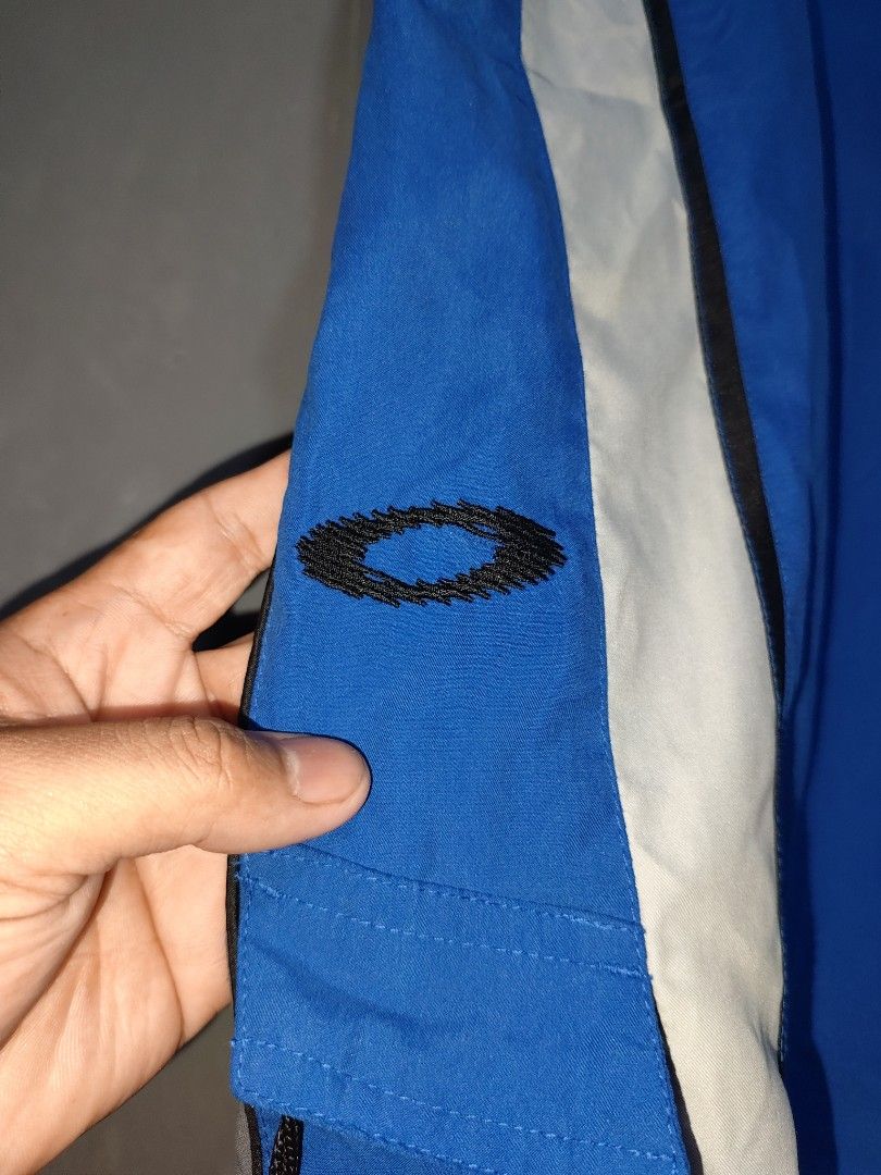 Oakley Blue White Board Shorts (Category: Swim Trunks & Board Shorts) located in Taguig. Submitted by daily_hustle (Listing ID 1468524946, Image 2). Description: - Brand: Oakley - Color: Bright blue with white side panels and black piping - Waist: Drawstring with branded eyelets - Pockets: Side cargo pocket featuring an embroidered Oakley icon - Details: Plastic Oakley-branded tag and curved grey back accent panel - Condition: Vibrant colors, sol