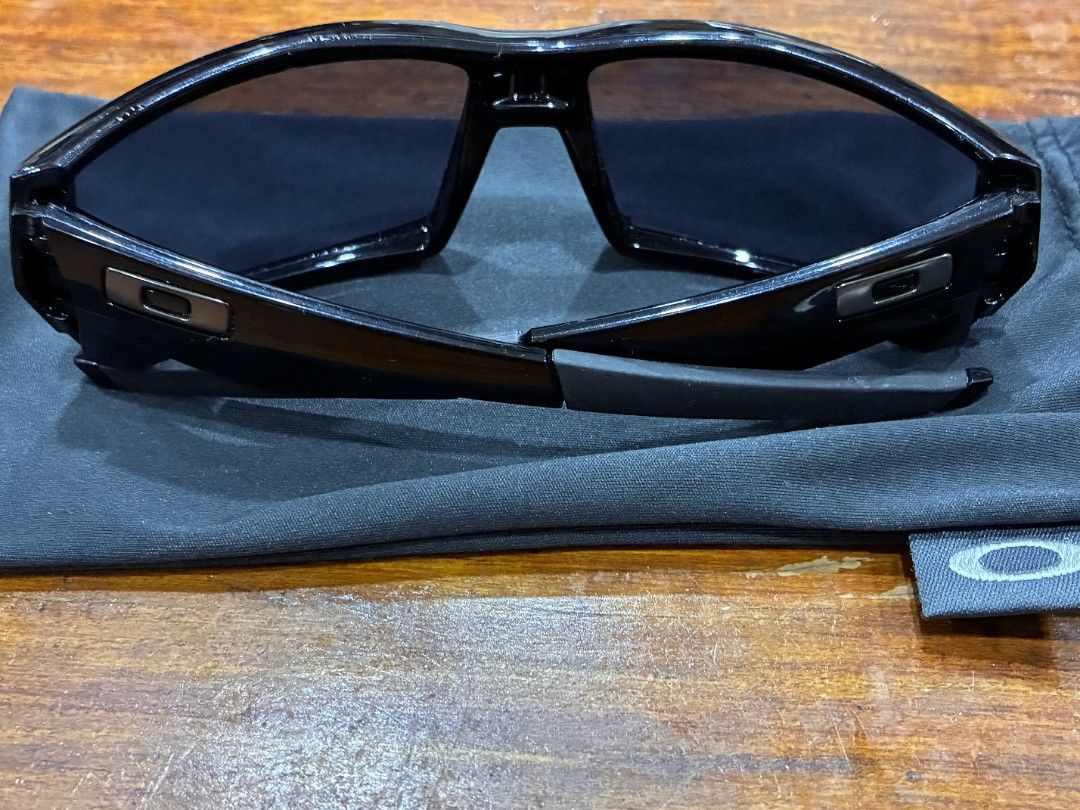 Oakley Canteen V1 year 2006 (Category: Sunglasses & Eyewear) located in Cebu City. Submitted by beagles30 (Listing ID 1468510751, Image 2). Description: Oakley Canteen 1.0 -year 2006 -polished black -gray lens -y2k -perfect for girl baddies 😈 5k very negotiable #oakley #y2k #y2ksunglasses #sunglass.