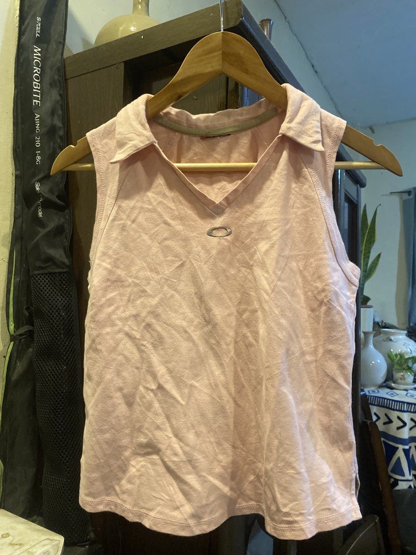 Oakley Size small issue cut tag (Category: Sleeveless) located in Surigao. Submitted by japowns (Listing ID 1468633724, Image 1). Description: Oakley Size small issue cut tag.