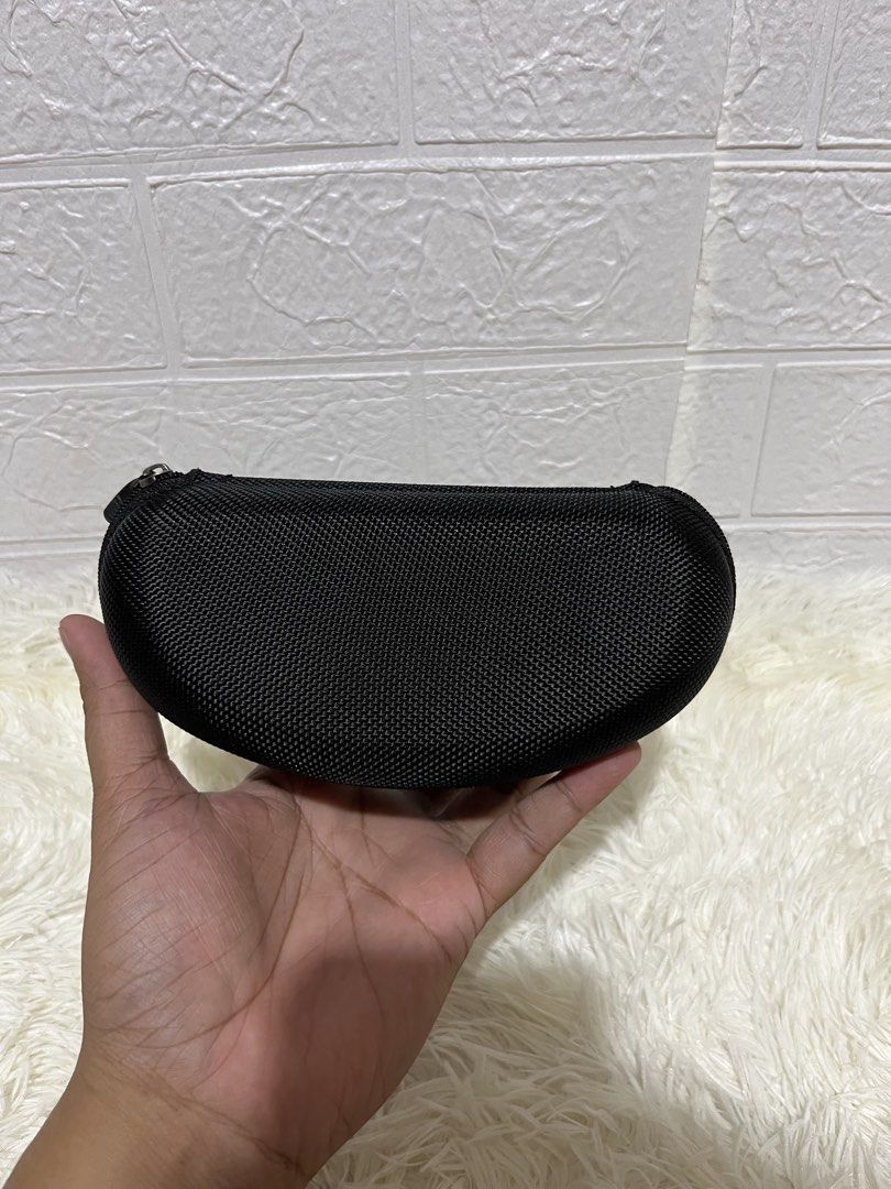 Oakley Soft Vault Sunglass Case (Category: Sunglasses & Eyewear) located in Cebu City. Submitted by luan516 (Listing ID 1468621459, Image 2). Description: Oakley Soft Vault Sunglass Case 8 Inches Excellent condition Details posted 650 Only❗️.
