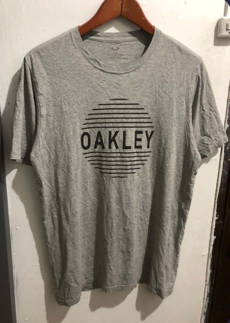Oakley Tee (Category: Tshirts & Polo Shirts ) located in Cabuyao City. Submitted by THRIFTHITS (Listing ID 1468553301, Image 2). Description: Oakley Tee Fresh from bale (Authentic) Complete Tags 21-22x29 Mine 450‼️ Direct Message me and Add for fast Transaction ty .