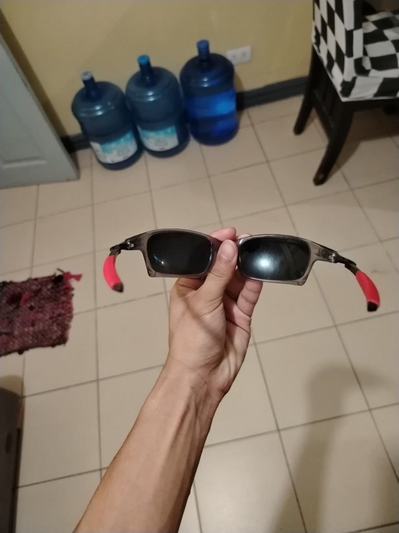 Oakley X-squared (Plastic Frame) (Category: Sunglasses & Eyewear) located in Bacoor. Submitted by joshuaie (Listing ID 1468538521, Image 3). Description: With cloth case No issue.