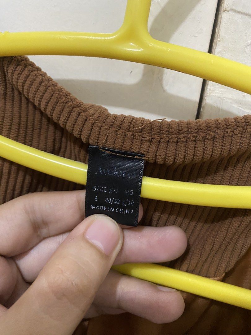 Office attire brown coat (Category: Coats, Jackets and Outerwear) located in Pasig City. Submitted by avery4444 (Listing ID 1468706185, Image 2). Description: Super good condition pa and minsan lang nagamit.