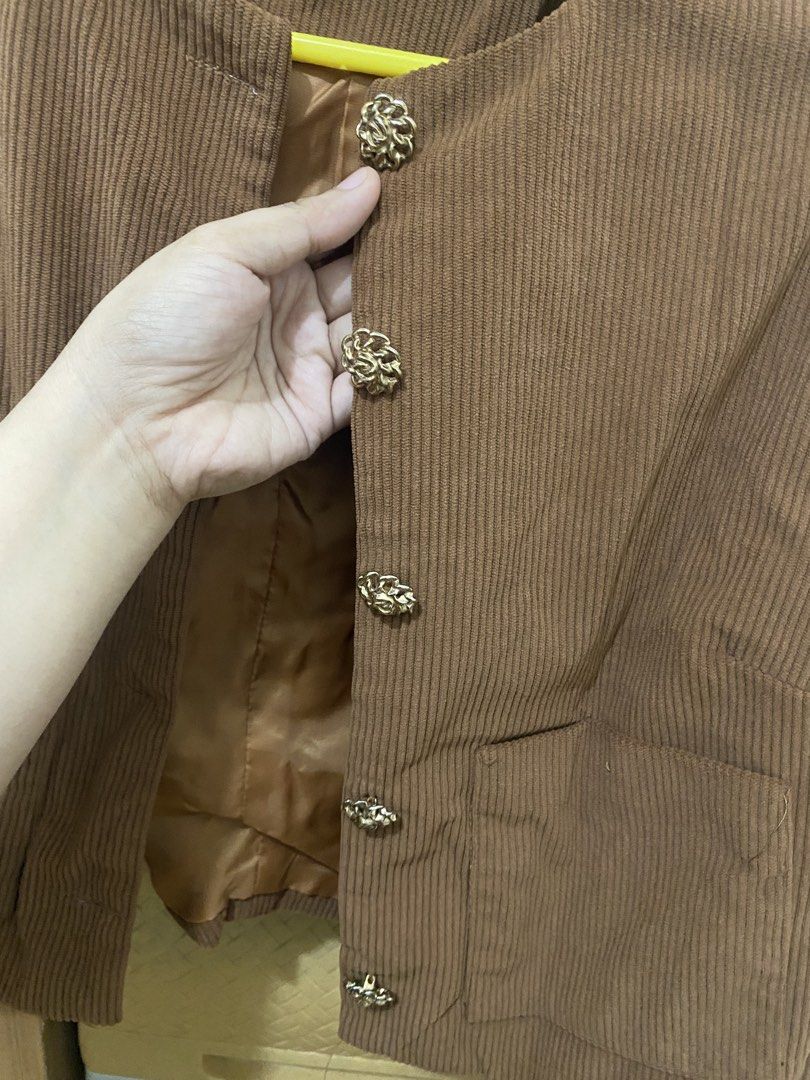 Office attire brown coat (Category: Coats, Jackets and Outerwear) located in Pasig City. Submitted by avery4444 (Listing ID 1468706185, Image 3). Description: Super good condition pa and minsan lang nagamit.
