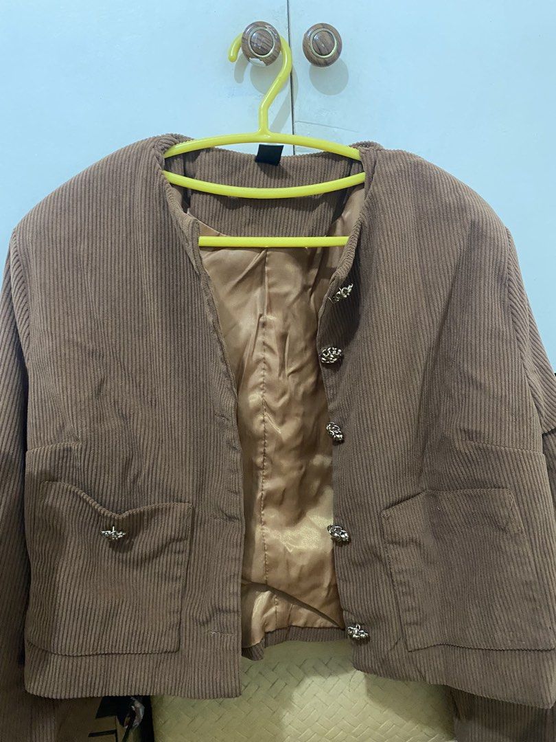 Office attire brown coat (Category: Coats, Jackets and Outerwear) located in Pasig City. Submitted by avery4444 (Listing ID 1468706185, Image 1). Description: Super good condition pa and minsan lang nagamit.