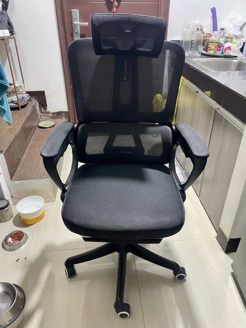 Office Chair (Category: Chairs) located in Rizal. Submitted by casheworks (Listing ID 1468702097, Image 2). Description: - Black Mesh - Ergonomic Design - With arm rest and foot rest - Adjustable seat height and headrest Good working condition, may kalawang and dumi lang. Linisan niyo nalang RFS: upgrading 📍Location: Angono, Rizal.