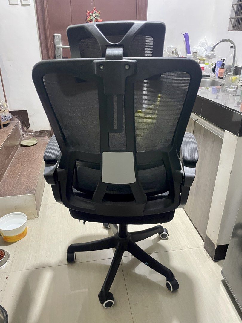 Office Chair (Category: Chairs) located in Rizal. Submitted by casheworks (Listing ID 1468702097, Image 3). Description: - Black Mesh - Ergonomic Design - With arm rest and foot rest - Adjustable seat height and headrest Good working condition, may kalawang and dumi lang. Linisan niyo nalang RFS: upgrading 📍Location: Angono, Rizal.