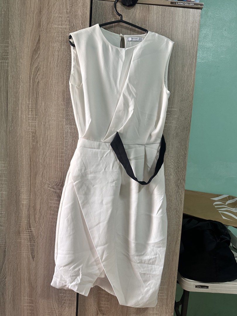 Office Dress Mango (Category: Dresses) located in Manila. Submitted by love.lyxph (Listing ID 1468569780, Image 3). Description: Has a minor issue (bottom part needs to be sewn) - see last photo.