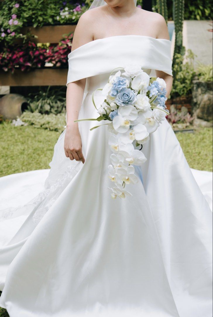Off-Shoulder Bridal Gown (Category: Evening dresses & gowns) located in Cainta. Submitted by boraborav (Listing ID 1468554298, Image 2). Description: Pre-Loved Wedding Gown for Sale | Off-Shoulder Bridal Gown RFS: No storage space Off shoulder with detachable ribbon at the back Measurements: * Bride’s height: 5’6” (168 cm) * Bust: 36.5 inches * Waist: 29.5 inches * Hips: 40–42 inches * Gown length: 59 inches Fabric: Mikado Shop: JGAD Dry cleaned,