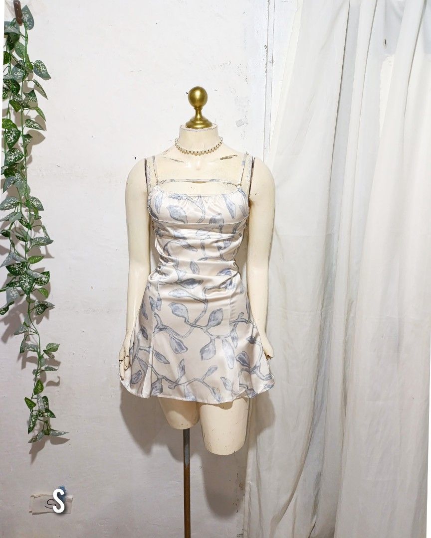 offwhite floral silky dress mini (Category: Dresses) located in Pateros City. Submitted by amj_amj (Listing ID 1468683385, Image 1). Description: .