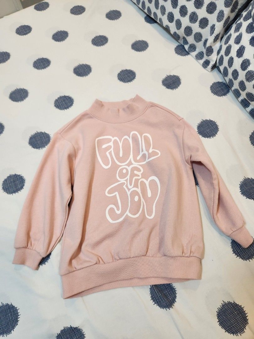 Old Navy Pink Sweatshirt Size 5T (Category: Babies & Kids Fashion) located in Taguig. Submitted by rheannataberna (Listing ID 1468655122, Image 1). Description: - Brand: Old Navy - Size: 5T - Color: Dusty pink with bold white 'FULL OF JOY' graphic - Style: Mock neck, relaxed fit, ribbed cuffs and hem - Condition: Excellent, clean with no stains or holes.