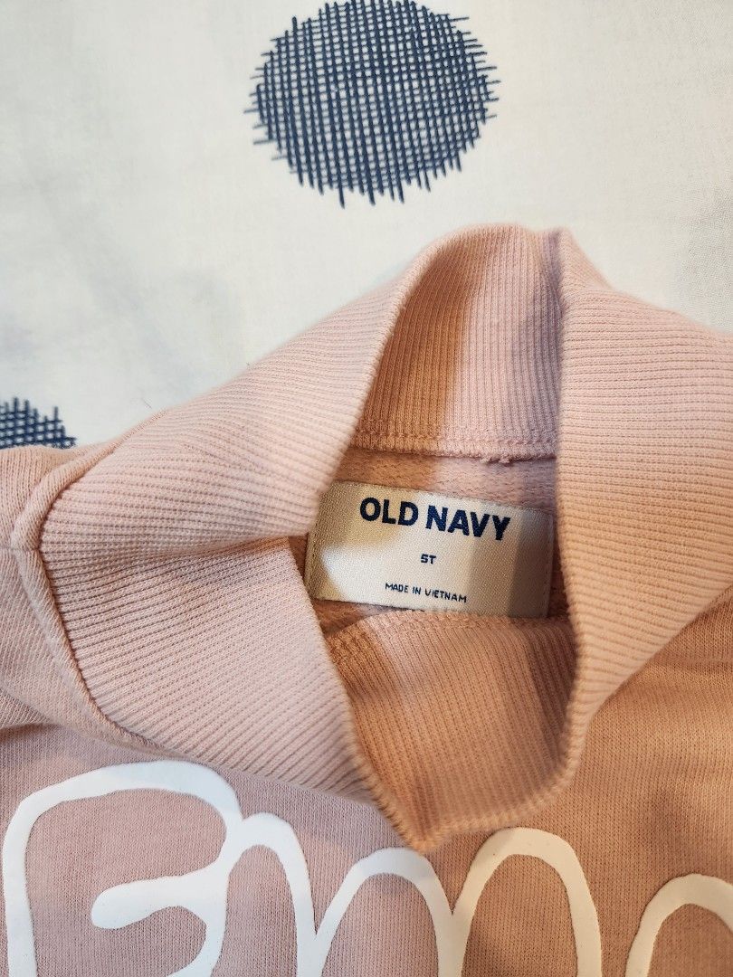 Old Navy Pink Sweatshirt Size 5T (Category: Babies & Kids Fashion) located in Taguig. Submitted by rheannataberna (Listing ID 1468655122, Image 2). Description: - Brand: Old Navy - Size: 5T - Color: Dusty pink with bold white 'FULL OF JOY' graphic - Style: Mock neck, relaxed fit, ribbed cuffs and hem - Condition: Excellent, clean with no stains or holes.