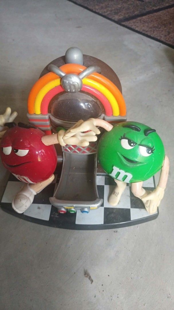 Old skateboard (Category: Luggage) located in Mandaluyong City. Submitted by LEATHERFACE (Listing ID 1468550156, Image 2). Description: price is 500.