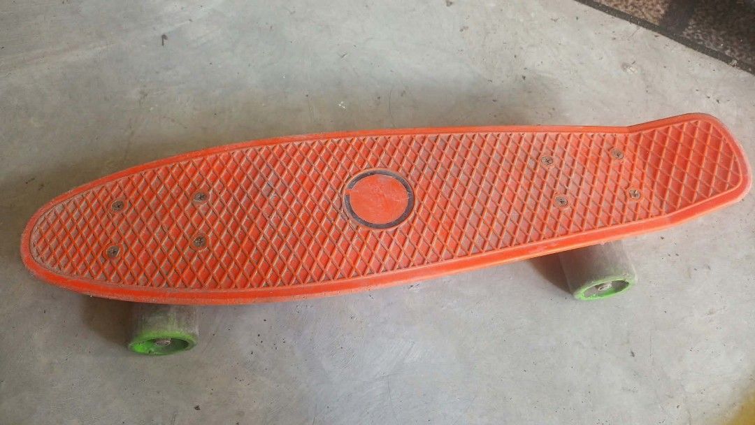 Old skateboard (Category: Luggage) located in Mandaluyong City. Submitted by LEATHERFACE (Listing ID 1468550156, Image 1). Description: price is 500.