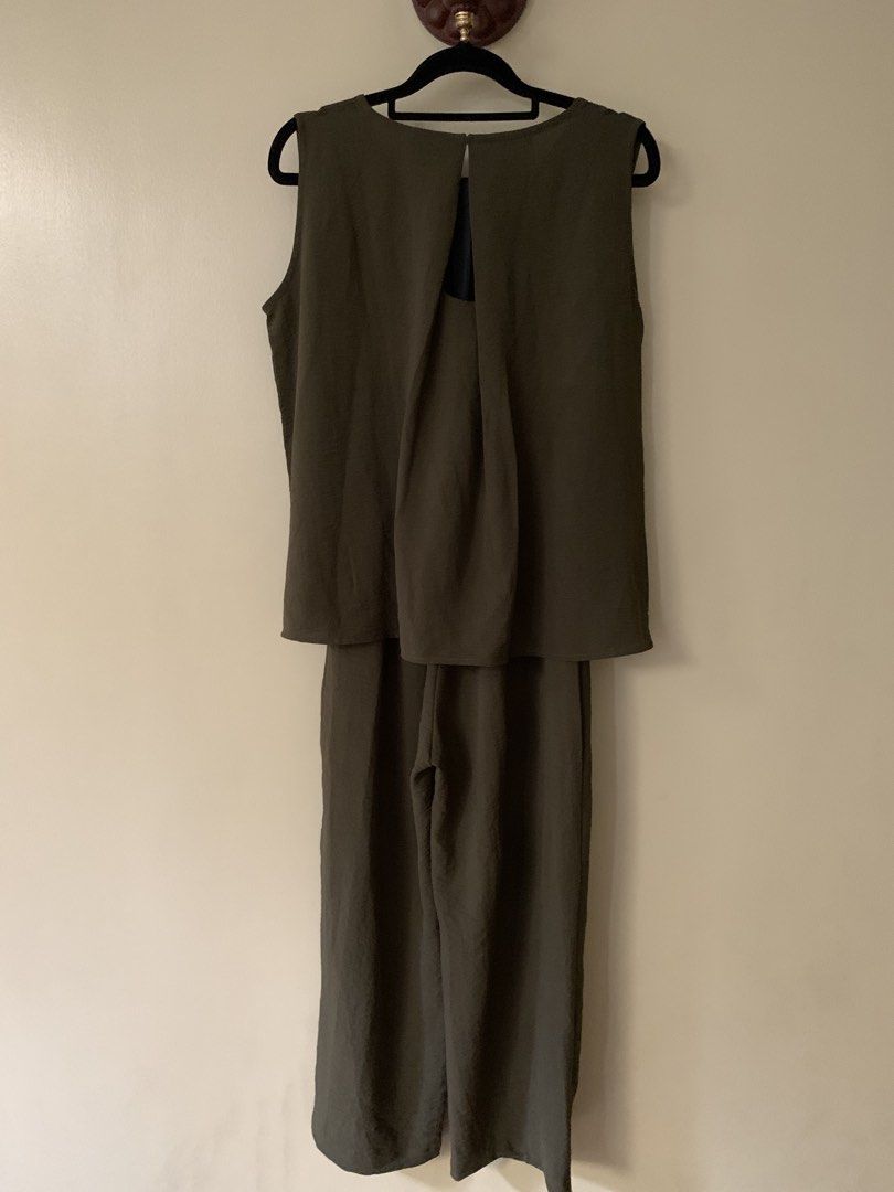 Olive green Coords Top and Pants Set (Category: Sets or Coordinates) located in Marikina City. Submitted by projectsparkjoy (Listing ID 1468711749, Image 2). Description: Coord/Set Brand: Miss Chic (Indonesia) Size: Small to Medium Color: Olive green 2 Side pockets No lining, not see-through Elasticated waistband Material is soft, flowy, breezy and does not wrinkle easily In good condition used only 2x No issues- stains, holes SF c/o buyer.
