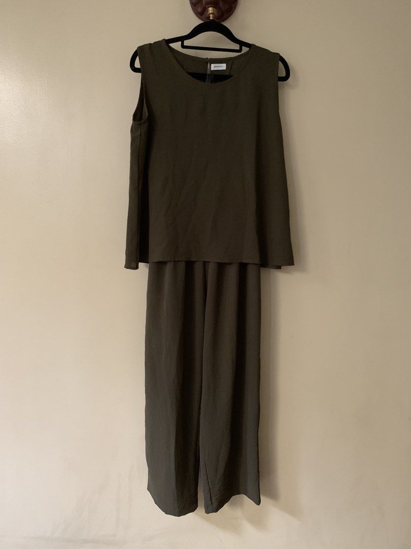 Olive green Coords Top and Pants Set (Category: Sets or Coordinates) located in Marikina City. Submitted by projectsparkjoy (Listing ID 1468711749, Image 1). Description: Coord/Set Brand: Miss Chic (Indonesia) Size: Small to Medium Color: Olive green 2 Side pockets No lining, not see-through Elasticated waistband Material is soft, flowy, breezy and does not wrinkle easily In good condition used only 2x No issues- stains, holes SF c/o buyer.