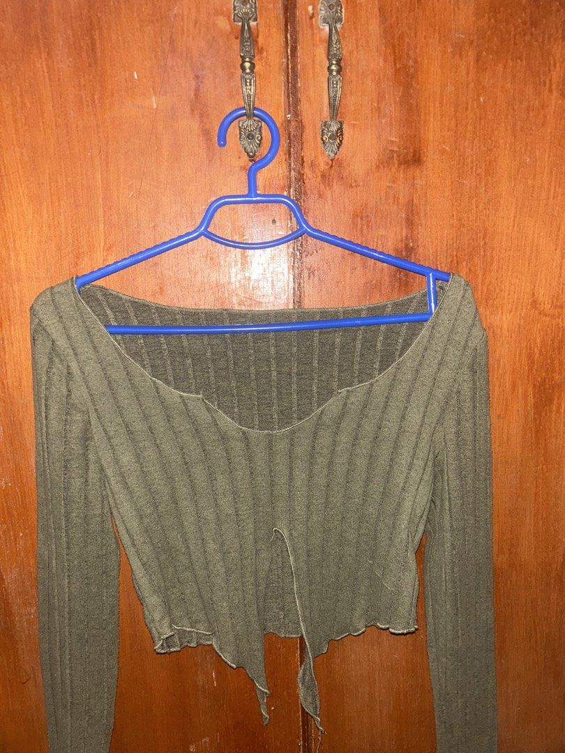 Olive green ribbed long sleeve crop top (Category: Longsleeves) located in Bacoor. Submitted by e_lisa (Listing ID 1468638172, Image 1). Description: - Color: Olive Green - Material: Soft, stretchy ribbed knit fabric - Design: Scoop neckline, stylish front cutout with long hanging ties, and lettuce trim edges - Fit: Slim fit, cropped length - Condition: Like new/ Excellent - Mode of Payment: GCash, Maya - Shipping: lalamove - Price is negotiable 
