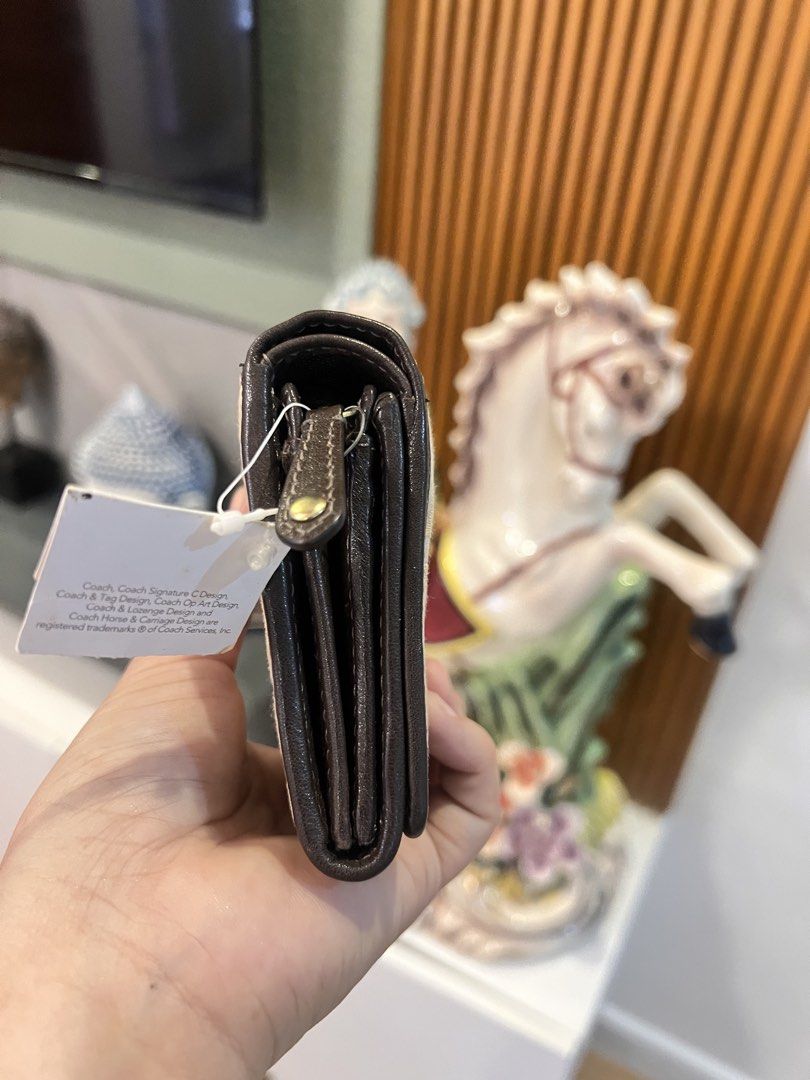 💯Orig coach bifold wallet (Category: Luxury Bags & Wallets) located in General Santos City (Dadiangas). Submitted by braverabbit.67 (Listing ID 1468609678, Image 3). Description: ⬇️markdown Yours na mga sis paunahan nalang🥰 Asking price🅿️3,500 Only (negotiable for sure buyer C 🤩 a C H MadiSon BiFold wallet in Pristine Condition💯 (unused) bought from japan coach store.