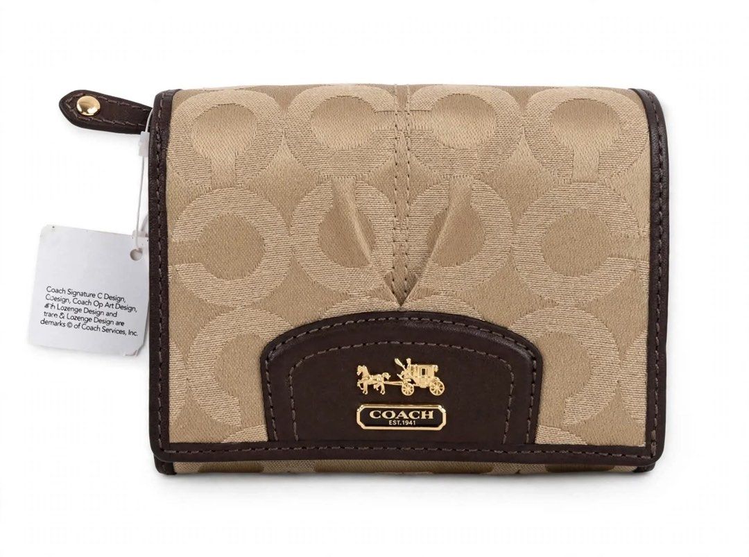 💯Orig coach bifold wallet (Category: Luxury Bags & Wallets) located in General Santos City (Dadiangas). Submitted by braverabbit.67 (Listing ID 1468609678, Image 1). Description: ⬇️markdown Yours na mga sis paunahan nalang🥰 Asking price🅿️3,500 Only (negotiable for sure buyer C 🤩 a C H MadiSon BiFold wallet in Pristine Condition💯 (unused) bought from japan coach store.