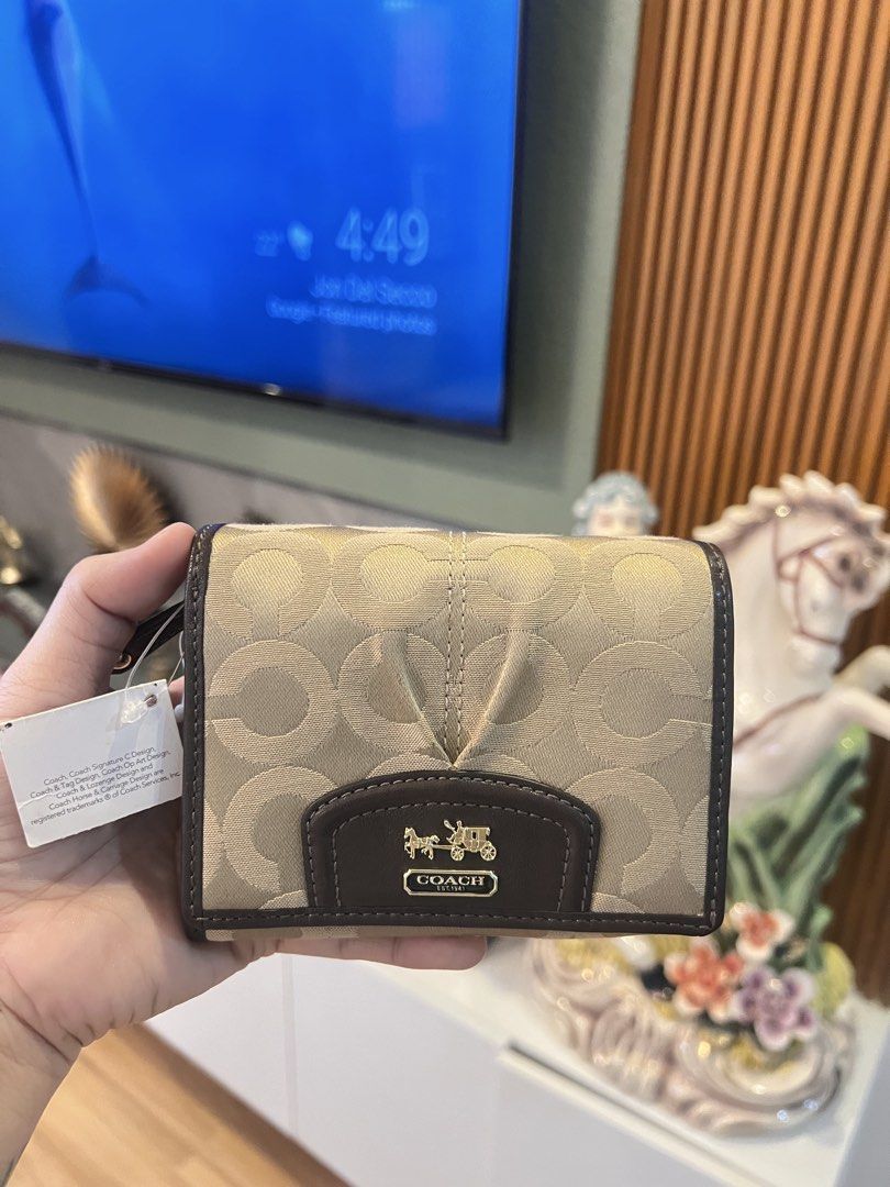 💯Orig coach bifold wallet (Category: Luxury Bags & Wallets) located in General Santos City (Dadiangas). Submitted by braverabbit.67 (Listing ID 1468609678, Image 2). Description: ⬇️markdown Yours na mga sis paunahan nalang🥰 Asking price🅿️3,500 Only (negotiable for sure buyer C 🤩 a C H MadiSon BiFold wallet in Pristine Condition💯 (unused) bought from japan coach store.