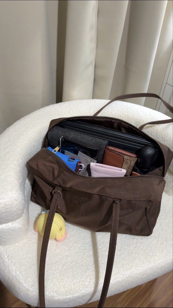 Original Baggu Medium Nylon Bowler Bag Coffee (Category: Tote Bags) located in Antipolo. Submitted by xpepayx (Listing ID 1468527994, Image 3). Description: Actual and own pictures posted Original Baggu Bowler Bag - MEDIUM SIZE **Charms and contents not included Bought from Certified Calm Podium Spacious, water resistant Lightweight, perfect pang everyday Kasya 14inch laptop! RFS: too many bags, decluttering Location: Antipolo near simbahan Lalam