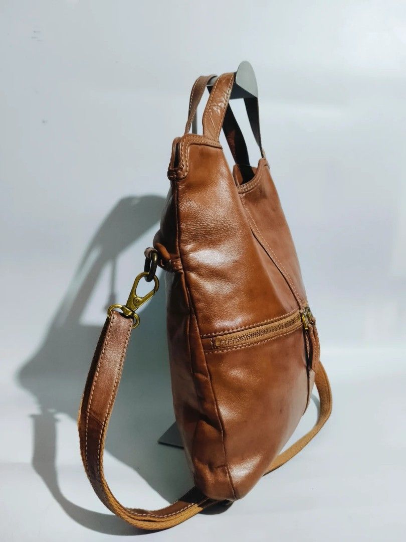 Original Fossil 2way bag (Category: Shoulder Bags) located in Cabuyao City. Submitted by secondhand.shop.ph (Listing ID 1468537583, Image 3). Description: Sale! ₱1,699 Pre-owned Original FOSSIL Medium size Pure genuine leather BAWAL SA MASELAN (may watermarks) 📌First to pay!.