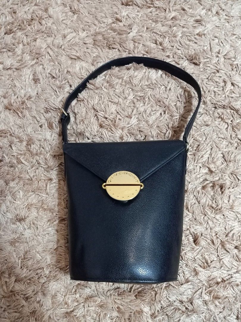 Original givenchy hobo leather shoulder bag (Category: Shoulder Bags) located in Binmaley. Submitted by fashionluxury058 (Listing ID 1468661924, Image 1). Description: original givenchy hobo leather shoulder bag in very good condition size: medium genuine leather color black.