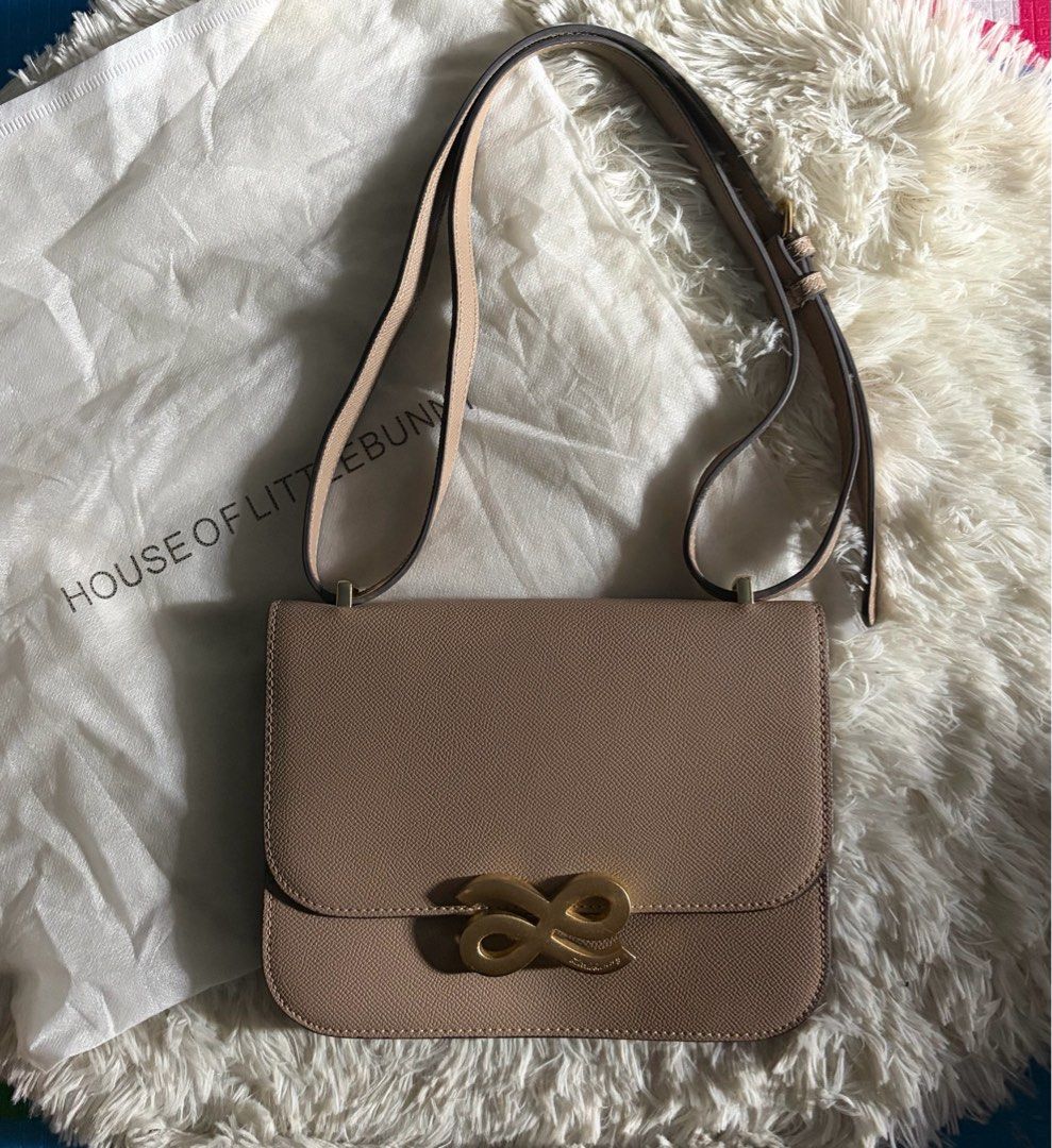 Original HOLB Timelessness (Category: Cross-body Bags) located in Bulacan. Submitted by mainesalen82899 (Listing ID 1468500827, Image 1). Description: issue: may little scratch lang sa hardware pero goods na goods. makikita lang kung titigan mo talaga price negotiable sa sure buyer.