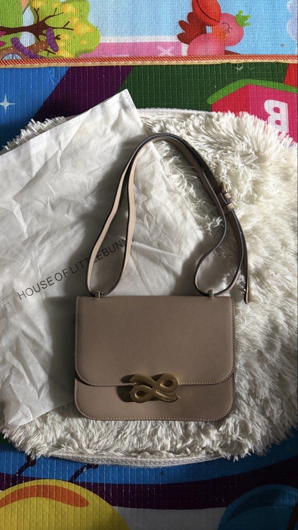 Original HOLB Timelessness (Category: Cross-body Bags) located in Bulacan. Submitted by mainesalen82899 (Listing ID 1468500827, Image 2). Description: issue: may little scratch lang sa hardware pero goods na goods. makikita lang kung titigan mo talaga price negotiable sa sure buyer.