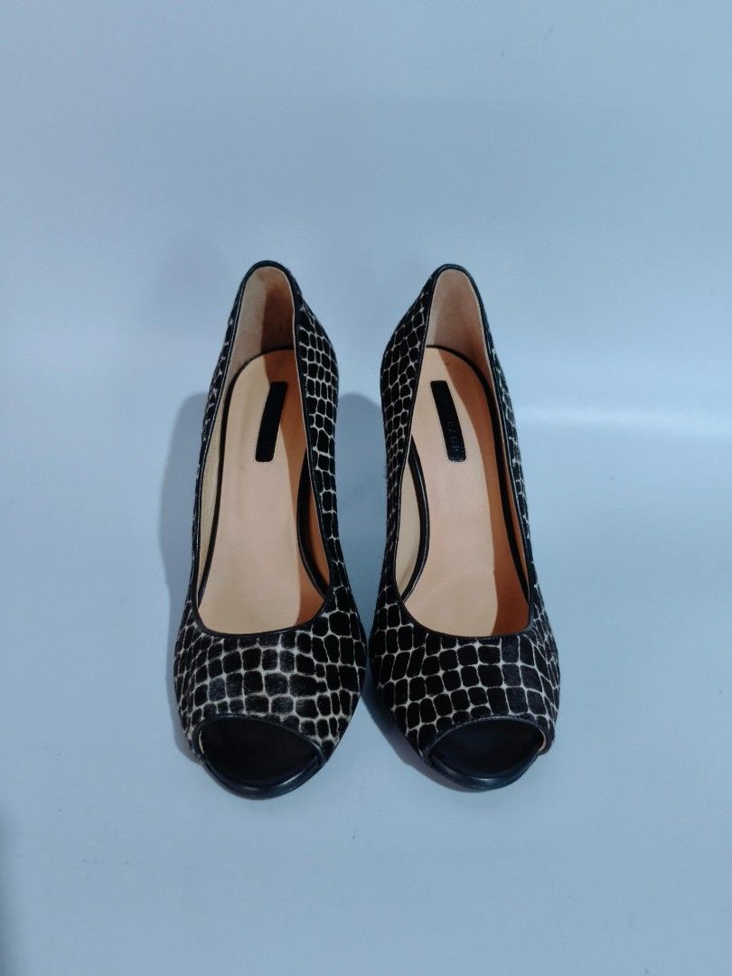 Original LONGCHAMP (Category: Heels) located in Cabuyao City. Submitted by secondhand.shop.ph (Listing ID 1468559293, Image 1). Description: SALE‼️DIRECT MESSAGE ME‼️FIRST TO PAY ₱2,299 Original Longchamp Like new Size 37 Pure genuine leather flawless.