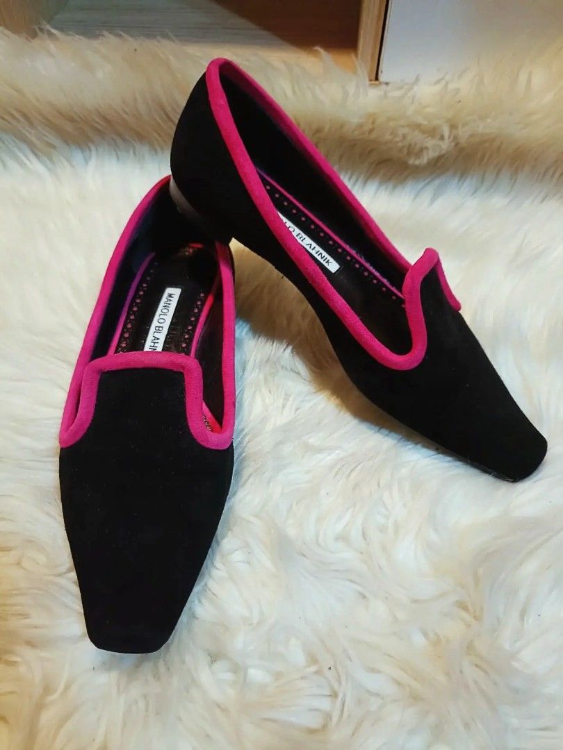 Original Manolo Blahnik (Category: Shoulder Bags) located in Cabuyao City. Submitted by secondhand.shop.ph (Listing ID 1468545334, Image 1). Description: SALE‼️DIRECT MESSAGE ME‼️FIRST TO PAY ₱4,880 Original MANOLO BAHNIK Like new condition Size 35 Flawless.
