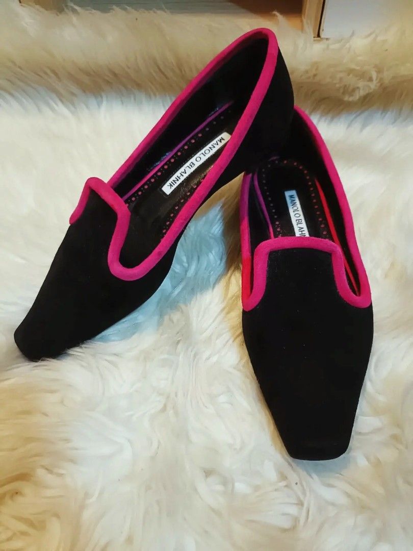 Original Manolo Blahnik (Category: Shoulder Bags) located in Cabuyao City. Submitted by secondhand.shop.ph (Listing ID 1468545334, Image 2). Description: SALE‼️DIRECT MESSAGE ME‼️FIRST TO PAY ₱4,880 Original MANOLO BAHNIK Like new condition Size 35 Flawless.