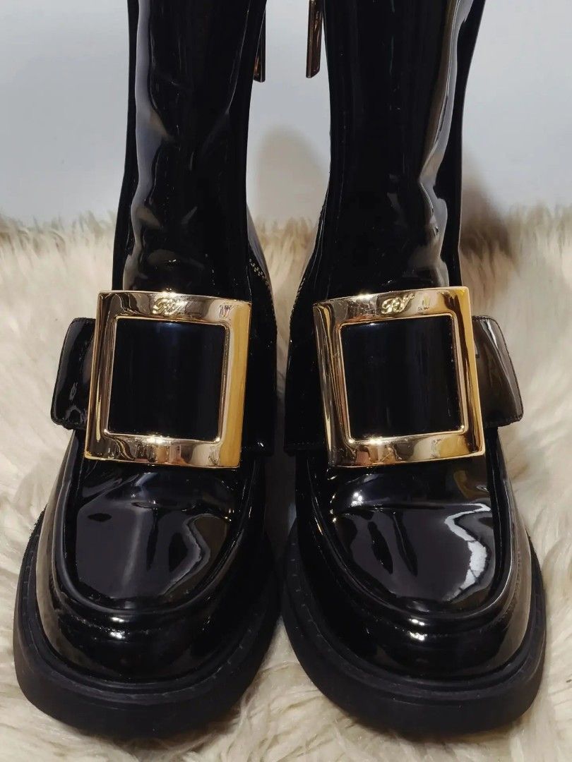 Original ROGER VIVIER (Category: Shoulder Bags) located in Cabuyao City. Submitted by secondhand.shop.ph (Listing ID 1468551809, Image 3). Description: SALE‼️DIRECT MESSAGE ME‼️FIRST TO PAY Original Roger Vivier Like new condition Black size 37 Pure genuine leather.