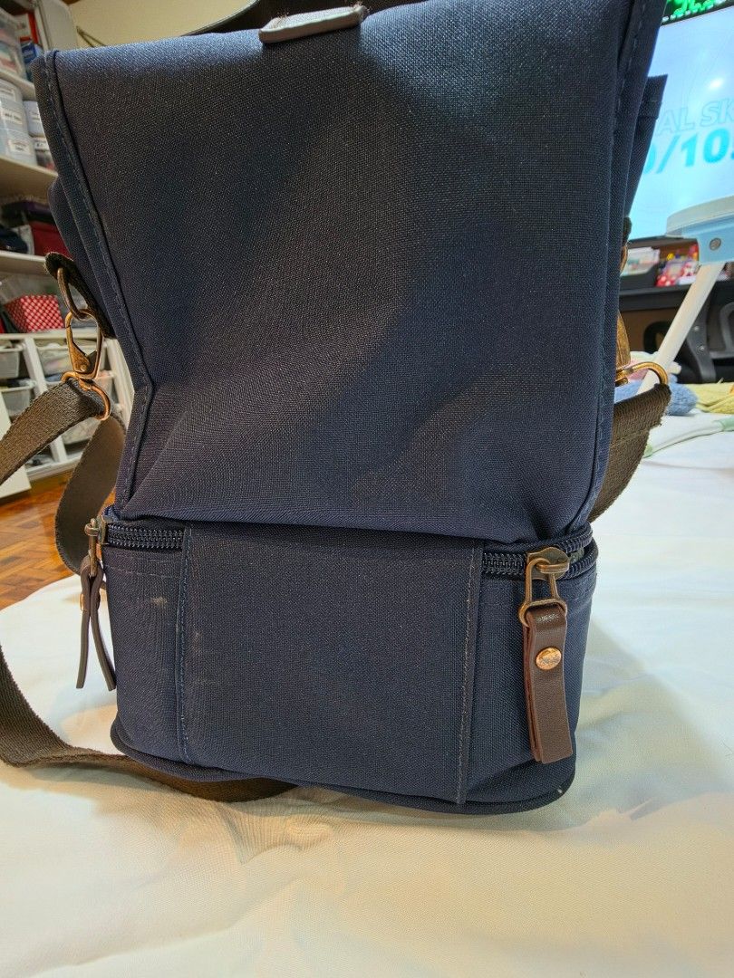 ORIGINAL SPERRY LUNCH BAG (Category: Looking For) located in Caloocan City. Submitted by mluck (Listing ID 1468641222, Image 3). Description: Sperry lunch sling bag 2 compartment .