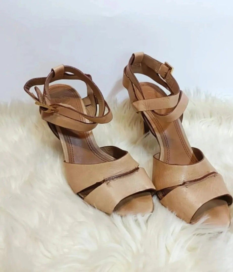 Original Tory Burch (Category: Shoulder Bags) located in Cabuyao City. Submitted by secondhand.shop.ph (Listing ID 1468542017, Image 3). Description: SALE‼️ ₱1,699 Original TORY BURCH Size 8 1/2 3.5" heels Pure genuine leather 📌FIRST TO PAY❗.