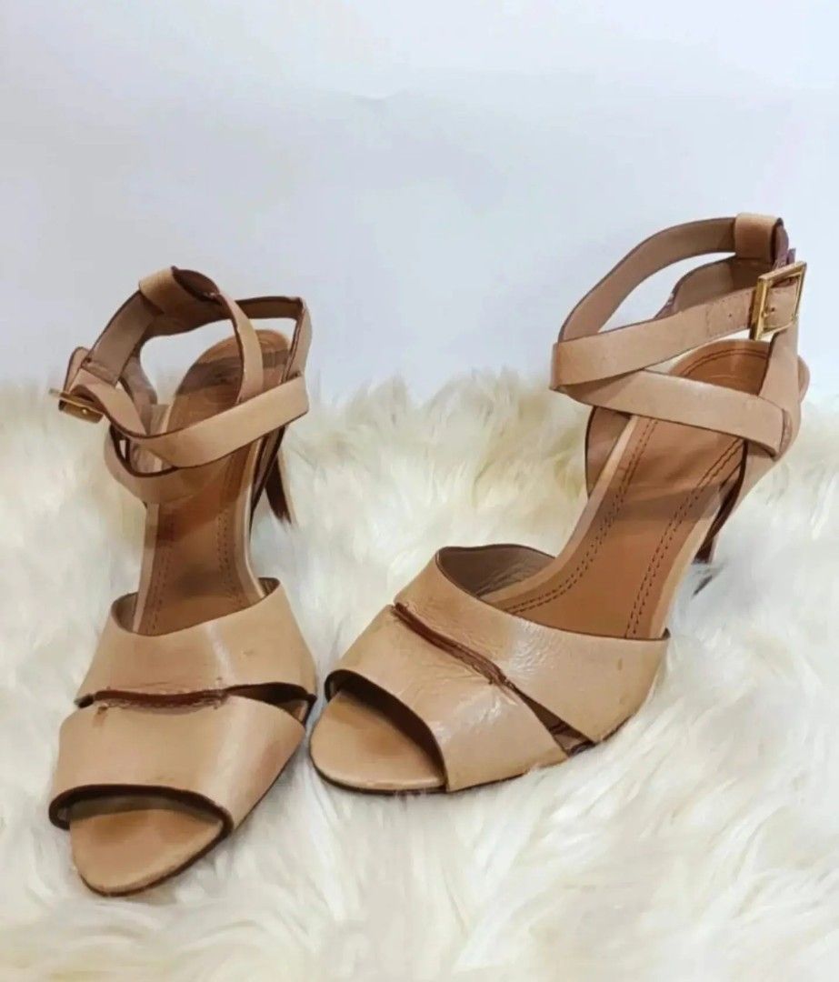 Original Tory Burch (Category: Shoulder Bags) located in Cabuyao City. Submitted by secondhand.shop.ph (Listing ID 1468542017, Image 2). Description: SALE‼️ ₱1,699 Original TORY BURCH Size 8 1/2 3.5" heels Pure genuine leather 📌FIRST TO PAY❗.
