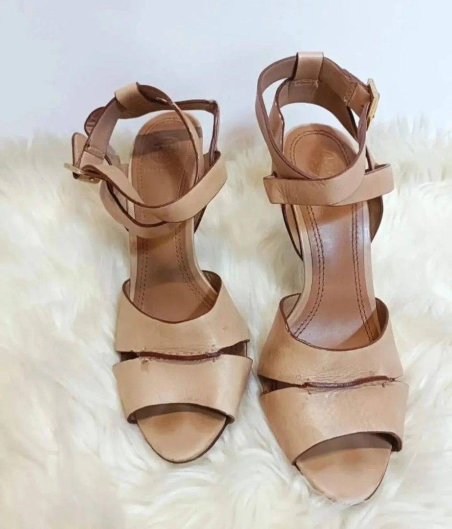 Original Tory Burch (Category: Shoulder Bags) located in Cabuyao City. Submitted by secondhand.shop.ph (Listing ID 1468542017, Image 1). Description: SALE‼️ ₱1,699 Original TORY BURCH Size 8 1/2 3.5" heels Pure genuine leather 📌FIRST TO PAY❗.