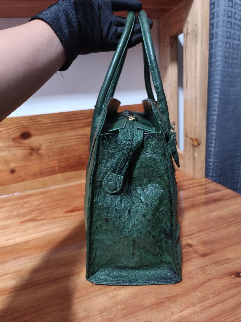 Ostrich leather bag (Category: Shoulder Bags) located in Baguio. Submitted by queenlyne_vintage_rare_finds (Listing ID 1468593108, Image 2). Description: .