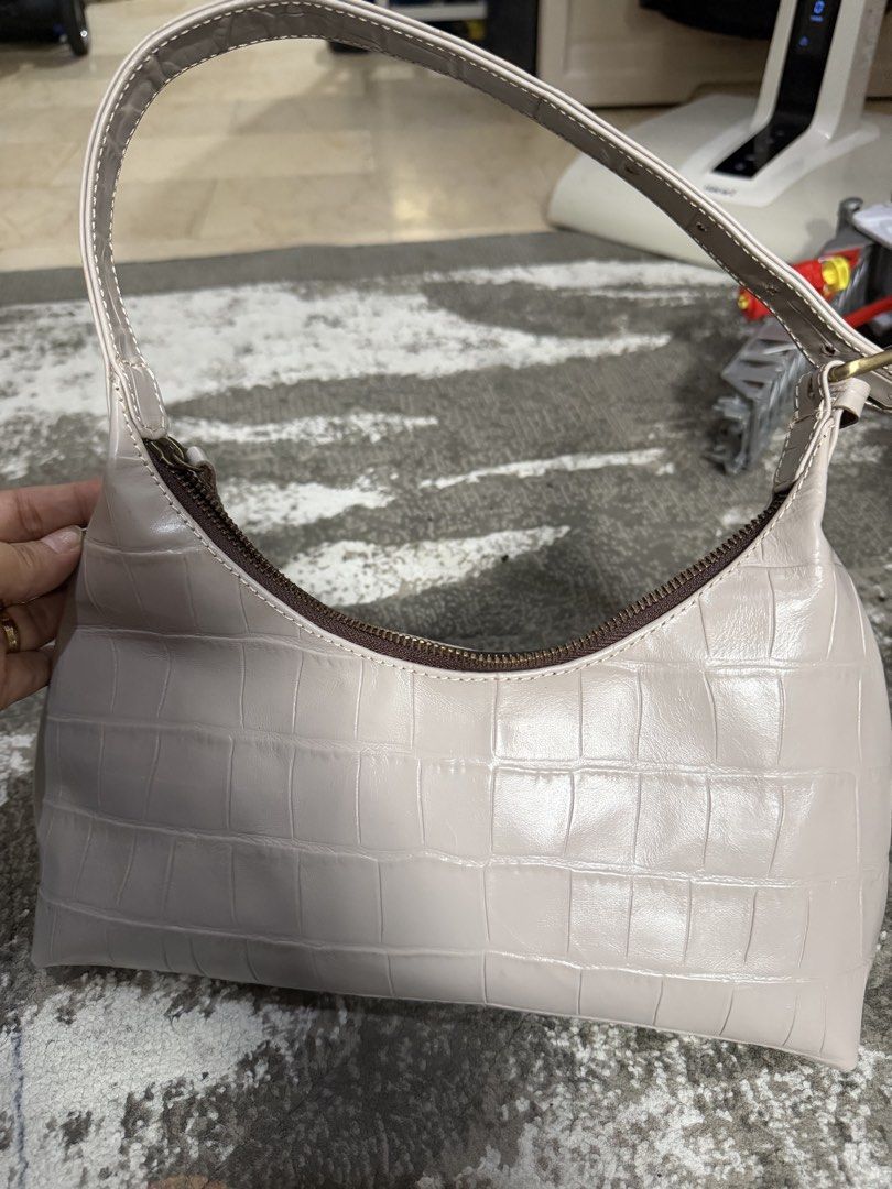 Our Tribe Kili Bag (Category: Shoulder Bags) located in Makati City. Submitted by crizhazel (Listing ID 1468514558, Image 3). Description: Brand new and original Our Tribe No any issue selling lower price Color Light Gray.