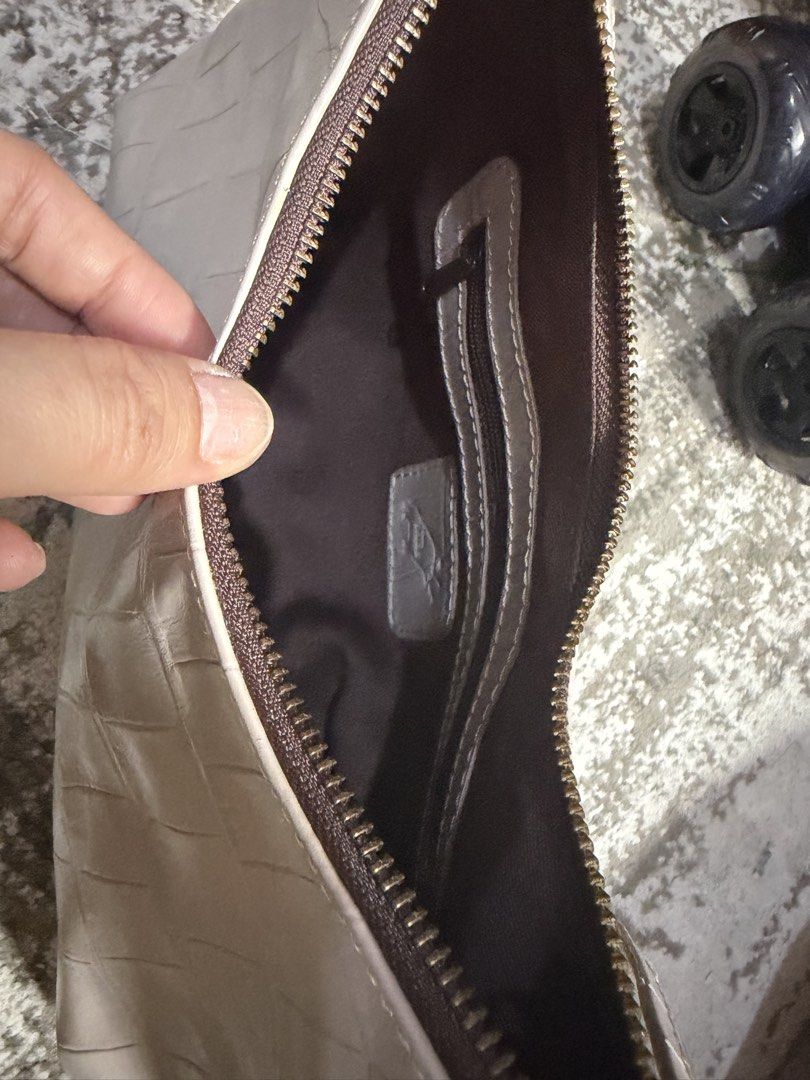 Our Tribe Kili Bag (Category: Shoulder Bags) located in Makati City. Submitted by crizhazel (Listing ID 1468514558, Image 2). Description: Brand new and original Our Tribe No any issue selling lower price Color Light Gray.