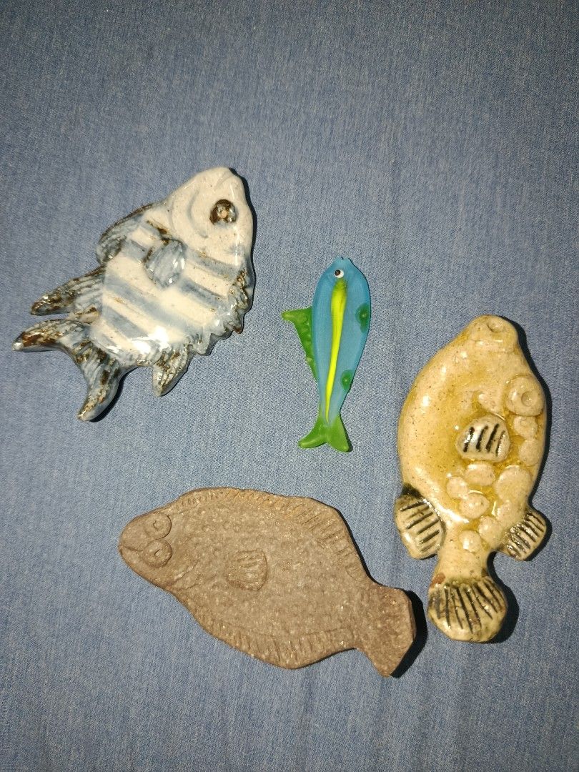P50 EACH Batch 9 bundle CERAMIC CHOPSTICKS REST (Category: Dinnerware & Cutlery) located in Quezon City. Submitted by kristal68 (Listing ID 1468527771, Image 2). Description: fish sea creatures oyster shrimp.