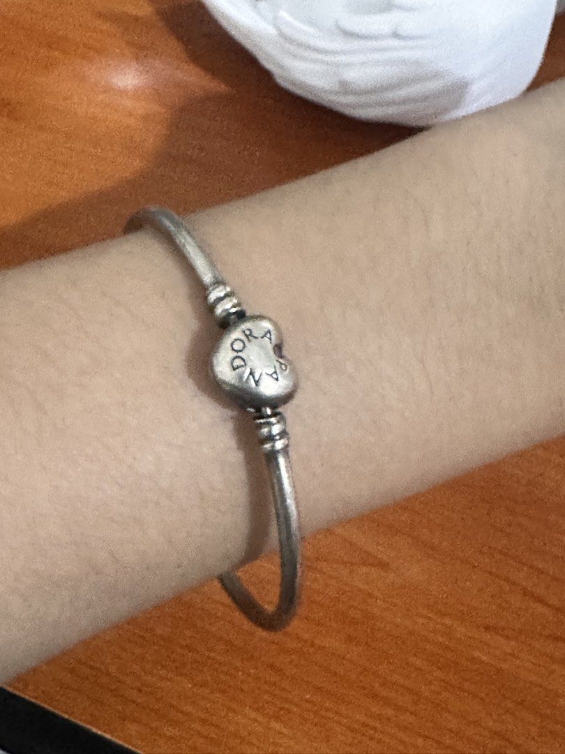 Pandora Bangle heart lock (Category: Bracelets) located in Valenzuela. Submitted by swiftrabbit.1052a4 (Listing ID 1468639619, Image 3). Description: no box, needs cleaning lang too big for me kaya nakatambak lang.