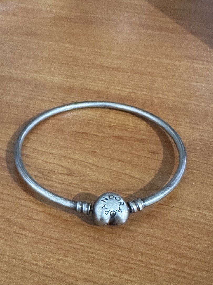 Pandora Bangle heart lock (Category: Bracelets) located in Valenzuela. Submitted by swiftrabbit.1052a4 (Listing ID 1468639619, Image 1). Description: no box, needs cleaning lang too big for me kaya nakatambak lang.
