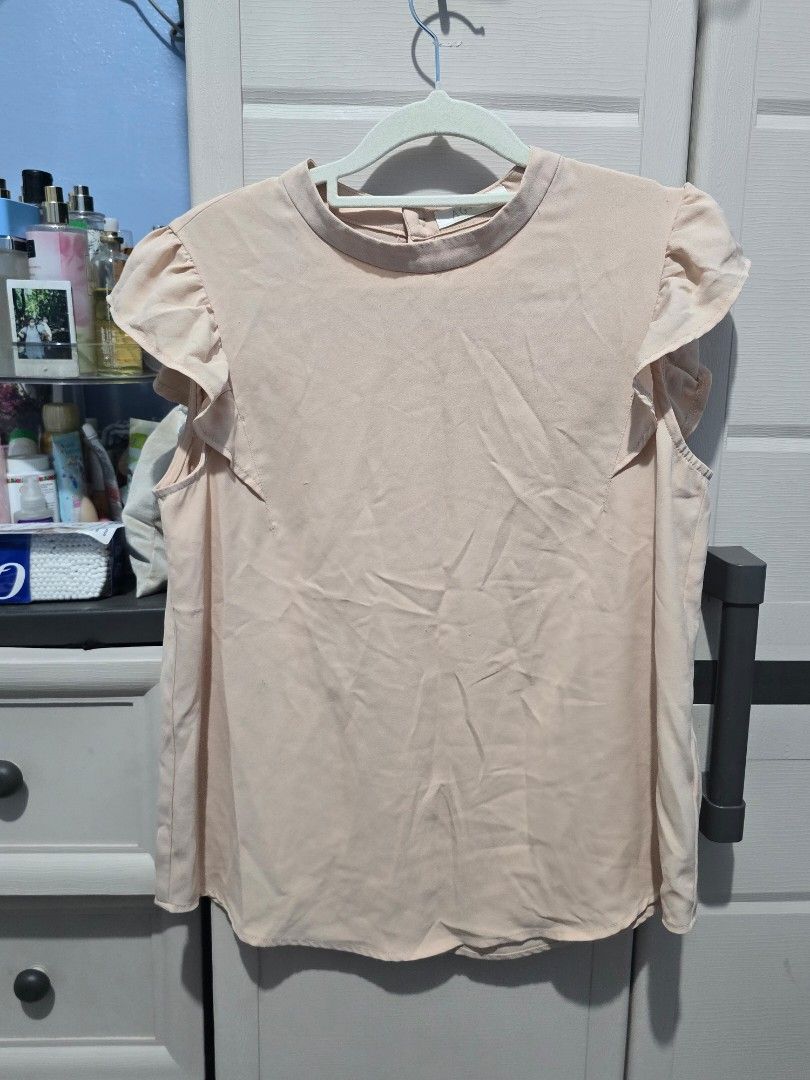Peach Bell Sleeves Top (Category: Blouses) located in Quezon City. Submitted by dinesaur (Listing ID 1468688729, Image 1). Description: m-l.