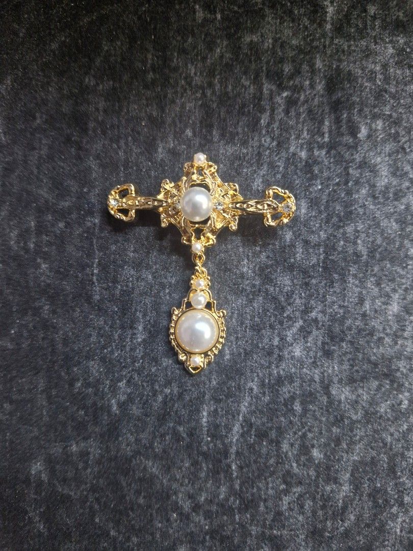 Pearl Crest Brooch 3 (Category: Brooches) located in Taguig. Submitted by mommaschoice (Listing ID 1468586475, Image 1). Description: Brand new Unisex use Adorned w/ faux pearls Lightweight won't damage the fabric Ships nationwide.